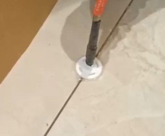 常德瓷砖空鼓维修公司专业解答瓷砖在铺贴过程中，如果没有涂抹均匀到位的粘结材料（如水泥砂浆或瓷砖胶），可能会导致以下问题