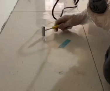 常德瓷砖开裂维修公司专业分享瓷砖在铺贴前如果没有沥干水分，将会导致以下问题